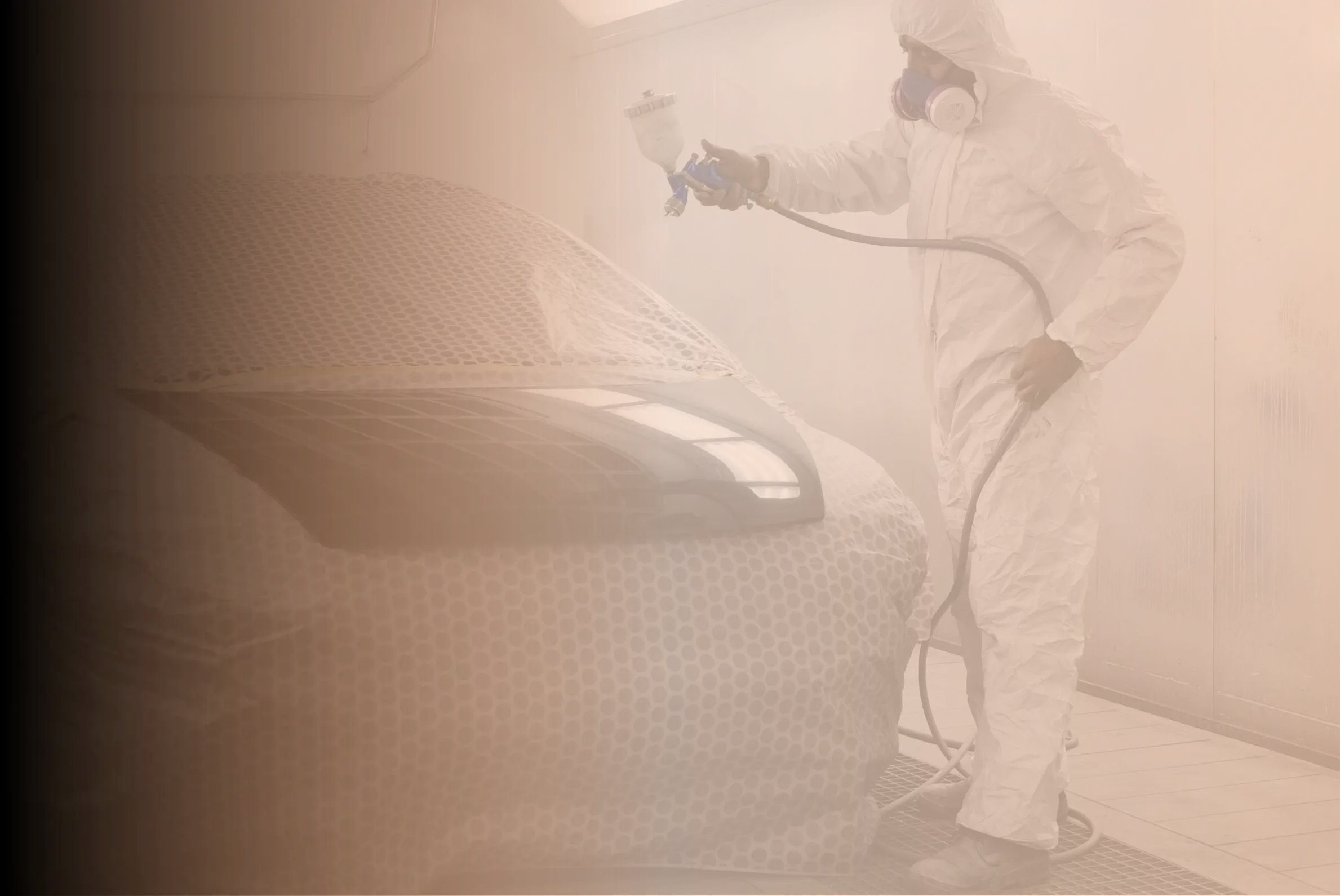Reparación de coche en cabina de pintura